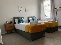 Stayzo 2BR House Accommodation in Peterborough