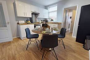 Stayzo 2BR House Accommodation in Peterborough