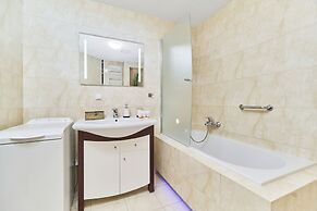Modern Apartments Krawiecka by Renters