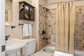 La Luz - Luxurious East Side Adobe With Hot Tub and Kiva Fireplace, Wa