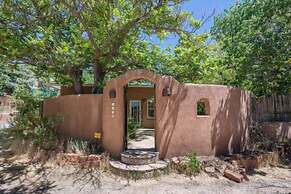 La Luz - Luxurious East Side Adobe With Hot Tub and Kiva Fireplace, Wa