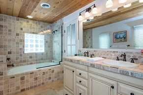 La Luz - Luxurious East Side Adobe With Hot Tub and Kiva Fireplace, Wa