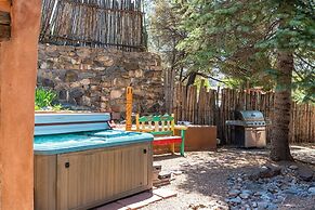 La Luz - Luxurious East Side Adobe With Hot Tub and Kiva Fireplace, Wa