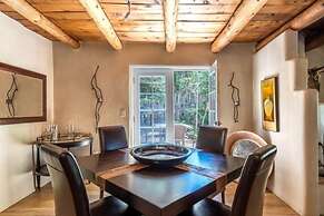 La Luz - Luxurious East Side Adobe With Hot Tub and Kiva Fireplace, Wa