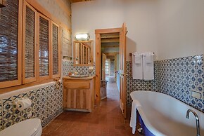 Canyon View Retreat - All Adobe Home, Tranquil Setting, Spectacular Vi