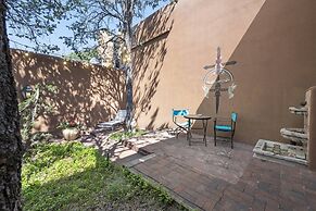 Cinco Chimineas - Indoor Pool, Walk to Canyon Rd, Authentic Historic S