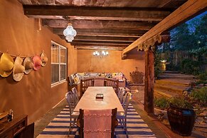 Cinco Chimineas - Indoor Pool, Walk to Canyon Rd, Authentic Historic S