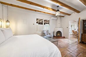 Cinco Chimineas - Indoor Pool, Walk to Canyon Rd, Authentic Historic S