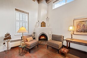 Cinco Chimineas - Indoor Pool, Walk to Canyon Rd, Authentic Historic S