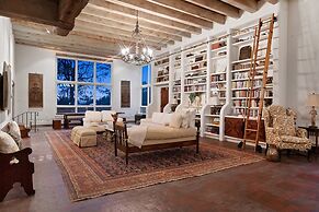 Cinco Chimineas - Indoor Pool, Walk to Canyon Rd, Authentic Historic S