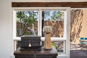 Cinco Chimineas - Indoor Pool, Walk to Canyon Rd, Authentic Historic S