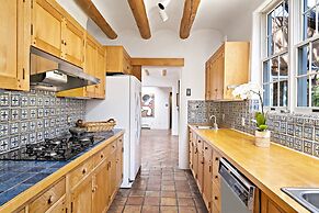 Cinco Chimineas - Indoor Pool, Walk to Canyon Rd, Authentic Historic S