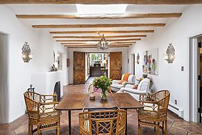 Cinco Chimineas - Indoor Pool, Walk to Canyon Rd, Authentic Historic S