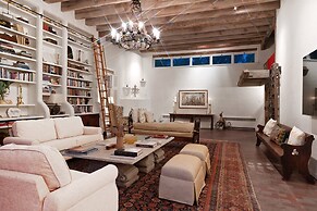 Cinco Chimineas - Indoor Pool, Walk to Canyon Rd, Authentic Historic S
