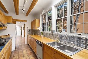 Cinco Chimineas - Indoor Pool, Walk to Canyon Rd, Authentic Historic S