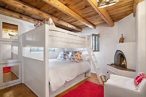 Cinco Chimineas - Indoor Pool, Walk to Canyon Rd, Authentic Historic S