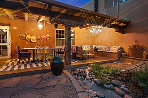 Cinco Chimineas - Indoor Pool, Walk to Canyon Rd, Authentic Historic S