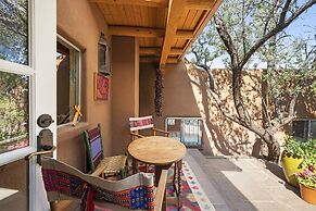 Cinco Chimineas - Indoor Pool, Walk to Canyon Rd, Authentic Historic S