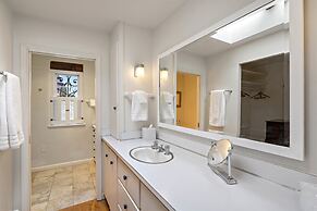 Cinco Chimineas - Indoor Pool, Walk to Canyon Rd, Authentic Historic S