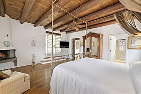 Cinco Chimineas - Indoor Pool, Walk to Canyon Rd, Authentic Historic S