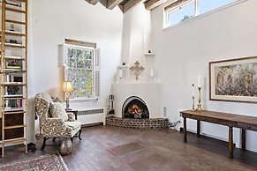 Cinco Chimineas - Indoor Pool, Walk to Canyon Rd, Authentic Historic S