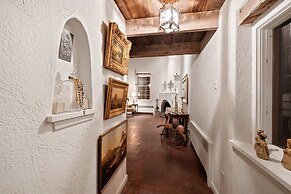 Cinco Chimineas - Indoor Pool, Walk to Canyon Rd, Authentic Historic S