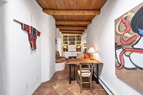 Cinco Chimineas - Indoor Pool, Walk to Canyon Rd, Authentic Historic S
