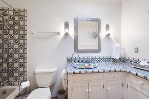 Cinco Chimineas - Indoor Pool, Walk to Canyon Rd, Authentic Historic S