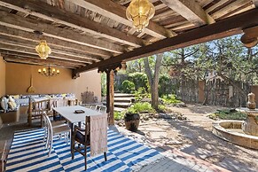 Cinco Chimineas - Indoor Pool, Walk to Canyon Rd, Authentic Historic S