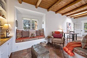 Cinco Chimineas - Indoor Pool, Walk to Canyon Rd, Authentic Historic S