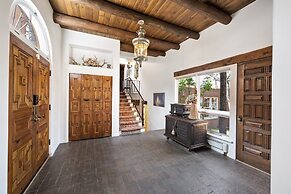 Cinco Chimineas - Indoor Pool, Walk to Canyon Rd, Authentic Historic S