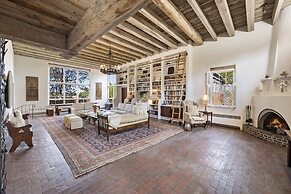 Cinco Chimineas - Indoor Pool, Walk to Canyon Rd, Authentic Historic S