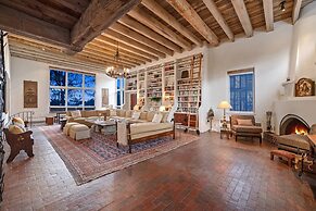Cinco Chimineas - Indoor Pool, Walk to Canyon Rd, Authentic Historic S