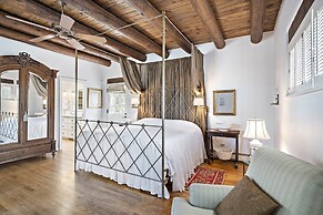 Cinco Chimineas - Indoor Pool, Walk to Canyon Rd, Authentic Historic S