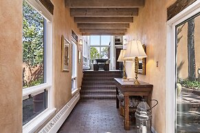 Cinco Chimineas - Indoor Pool, Walk to Canyon Rd, Authentic Historic S
