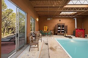 Cinco Chimineas - Indoor Pool, Walk to Canyon Rd, Authentic Historic S