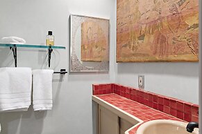 Cinco Chimineas - Indoor Pool, Walk to Canyon Rd, Authentic Historic S