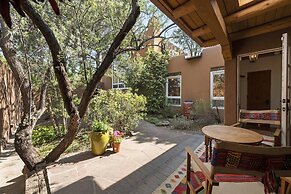 Cinco Chimineas - Indoor Pool, Walk to Canyon Rd, Authentic Historic S