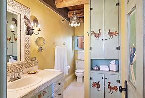 Cinco Chimineas - Indoor Pool, Walk to Canyon Rd, Authentic Historic S