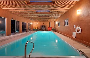 Cinco Chimineas - Indoor Pool, Walk to Canyon Rd, Authentic Historic S
