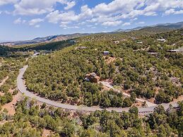 Raven Hill - Stunning Views From Three Decks, Close to Ten Thousand Wa