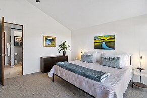 Raven Hill - Stunning Views From Three Decks, Close to Ten Thousand Wa