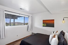 Raven Hill - Stunning Views From Three Decks, Close to Ten Thousand Wa