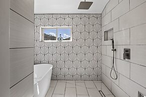 Raven Hill - Stunning Views From Three Decks, Close to Ten Thousand Wa