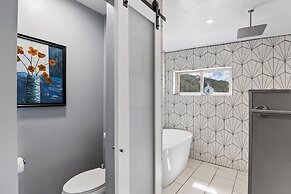 Raven Hill - Stunning Views From Three Decks, Close to Ten Thousand Wa