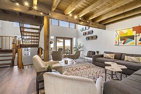 Raven Hill - Stunning Views From Three Decks, Close to Ten Thousand Wa