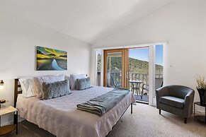 Raven Hill - Stunning Views From Three Decks, Close to Ten Thousand Wa