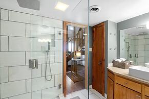 Raven Hill - Stunning Views From Three Decks, Close to Ten Thousand Wa