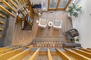 Raven Hill - Stunning Views From Three Decks, Close to Ten Thousand Wa