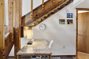 Raven Hill - Stunning Views From Three Decks, Close to Ten Thousand Wa